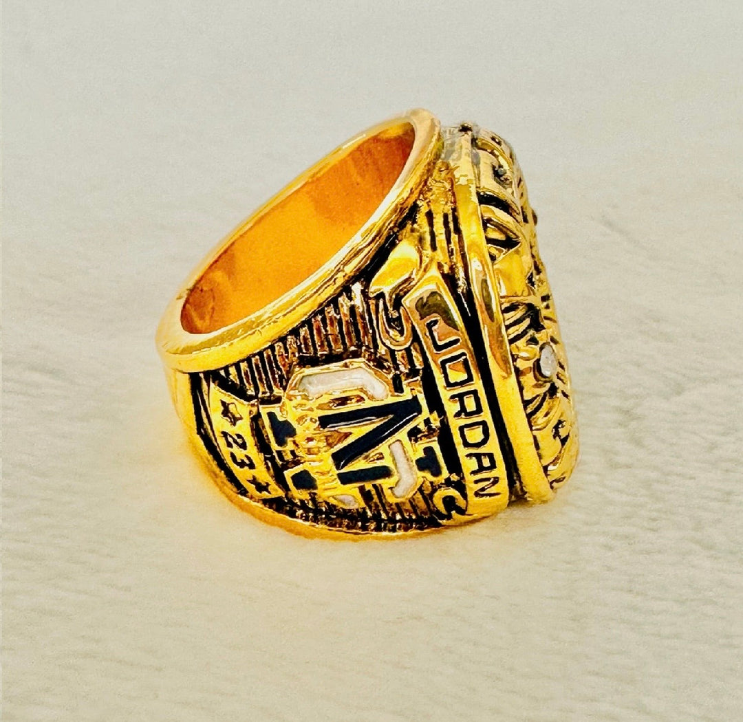 1982 North Carolina Tarheels NCAA Championship Ring with box, US Ship